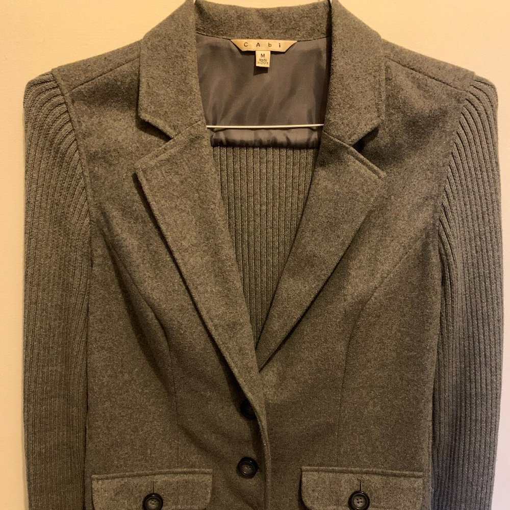 Form-fitting, gray knit sweater jacket (size M)